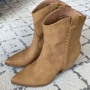 NWOT Dolce Vita Western Boot Size 8